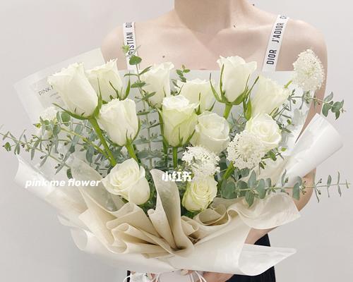 11朵白玫瑰的花语（白玫瑰的象征意义和传达的情感）