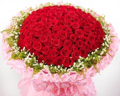 13朵玫瑰花的意义与传说（探寻玫瑰花13朵的深意与象征）