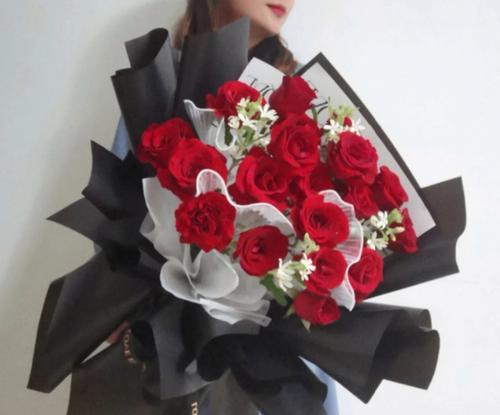 红玫瑰花语的含义及传说故事（19朵红玫瑰代表的爱情承诺与美好祝愿）
