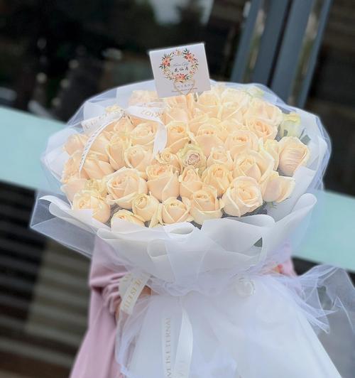 19朵香槟玫瑰花语解读（探寻花语中的浪漫与祝福）