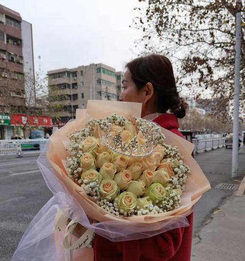 19朵香槟玫瑰花语解读（探寻花语中的浪漫与祝福）