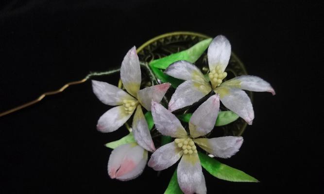 如何剪百合花枝？（简单易行的剪枝技巧和注意事项）