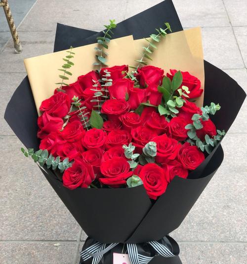 33朵玫瑰的深意（传递爱意的花束与玫瑰的象征意义）