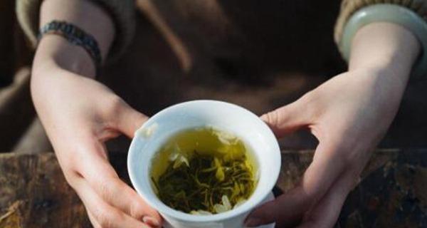 隔夜茶不仅可以喝，还可以浇花（探秘隔夜茶对花卉的益处与使用技巧）