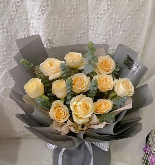 11朵香槟玫瑰花搭配什么花好看又漂亮