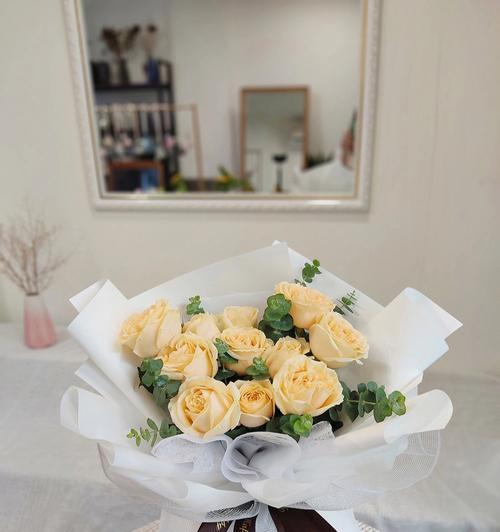 11朵香槟玫瑰花搭配什么花好看又漂亮