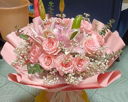 12朵玫瑰花搭配2朵百合的寓意是什么？