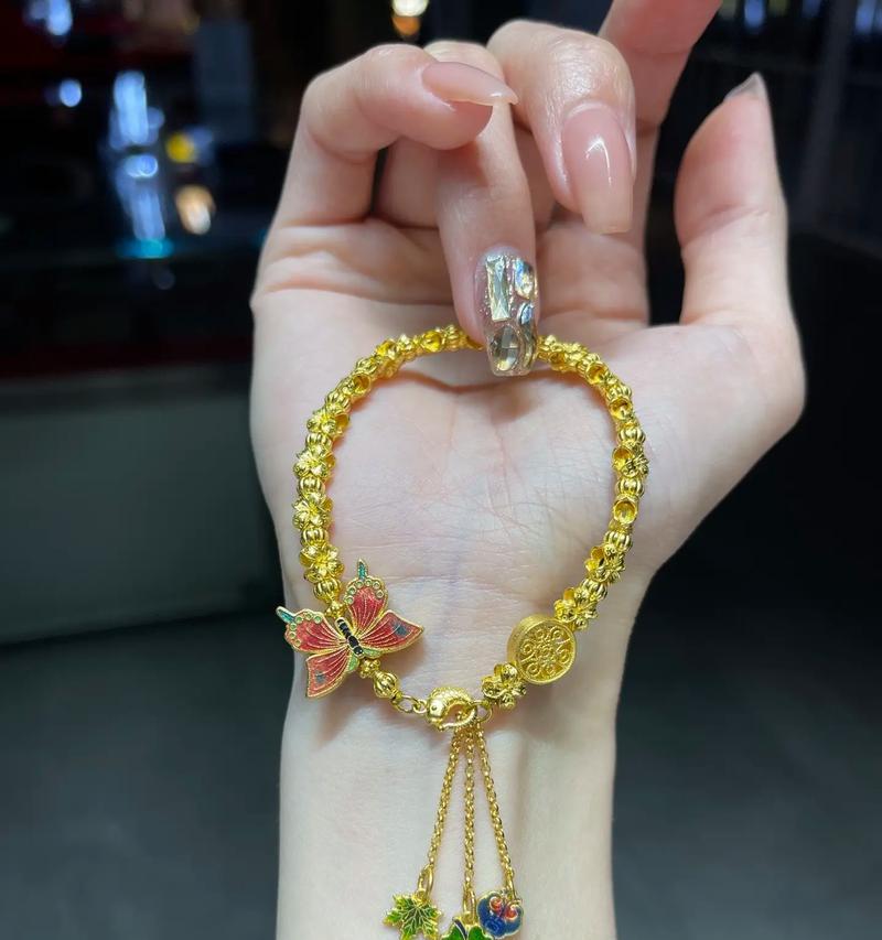 黄金手链上的花瓣设计有何寓意？