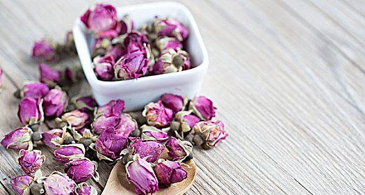 玫瑰花小花包图案代表了什么？它的设计有何特别含义？