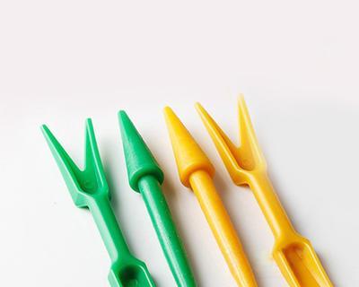 植物幼苗养护需要哪些工具？这些工具如何使用？