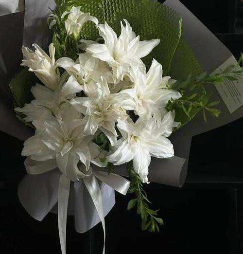 百合花组合花语是什么？百合花束的寓意有哪些？