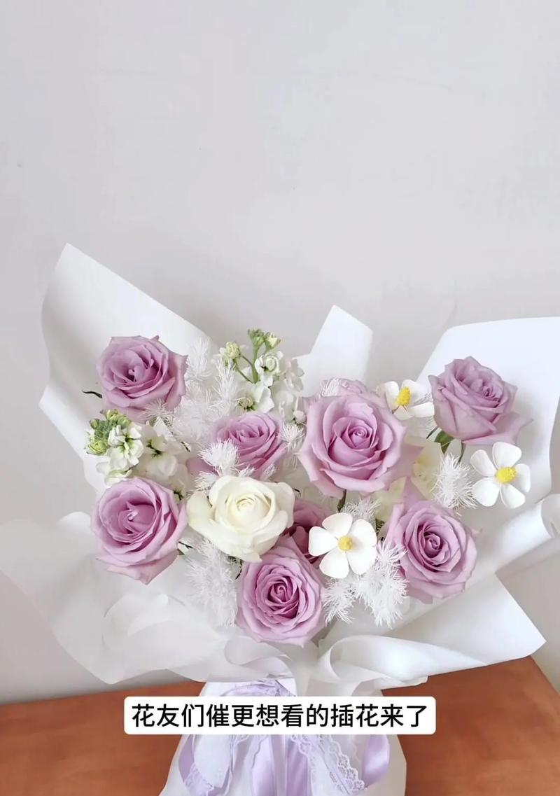 插花花束中玫瑰花的正确养护方法是什么？