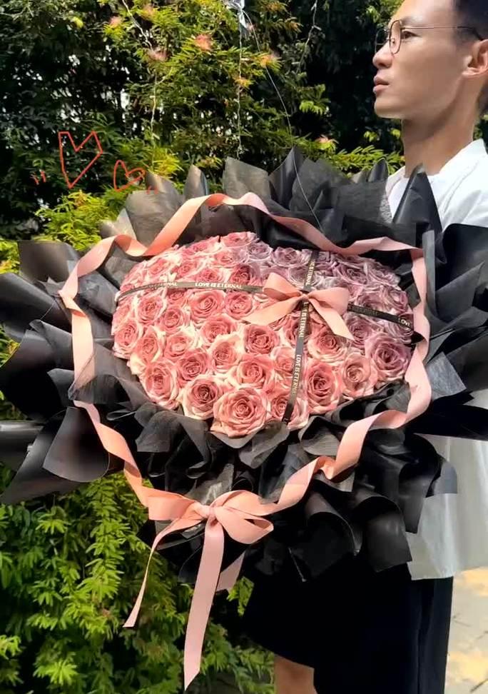 夜店送玫瑰花合适吗？女生应该送什么花？