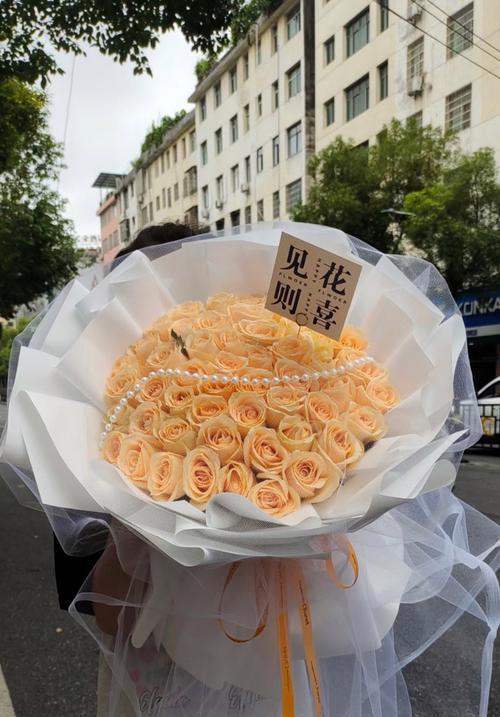 九朵香槟玫瑰的花语有何特别含义？