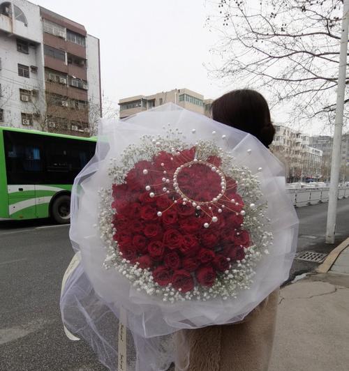 红玫瑰混搭52朵的花语代表什么？这种组合有何特殊含义？