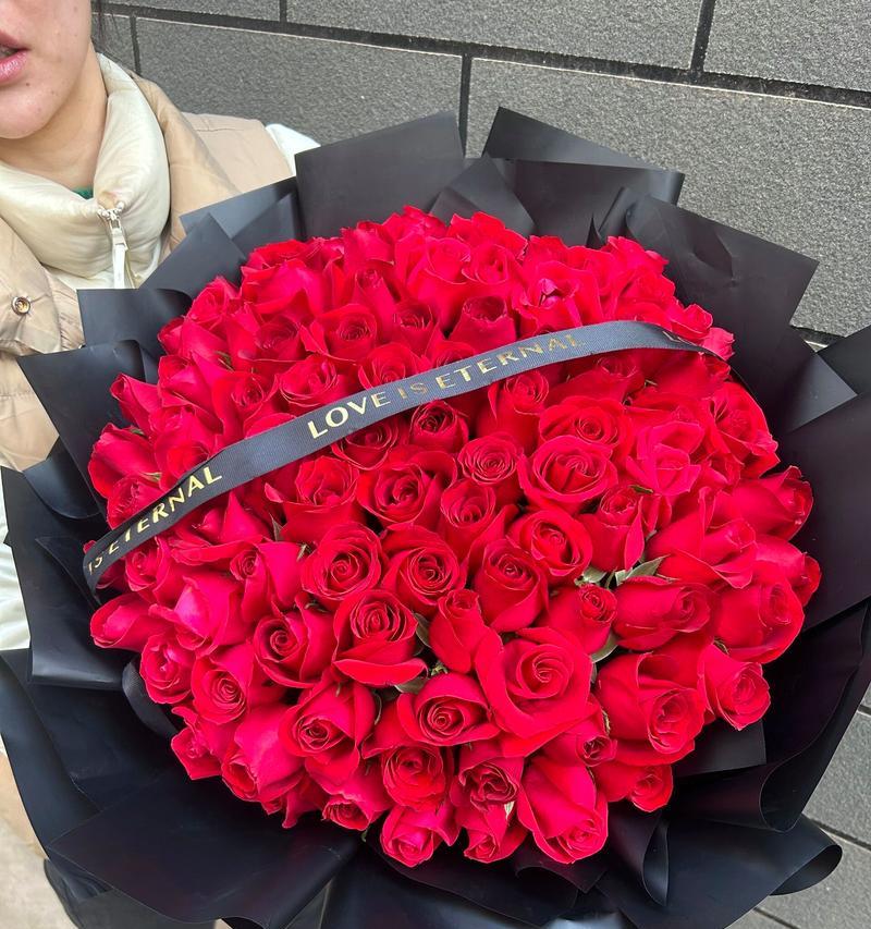 送玫瑰时的花语通常是什么？