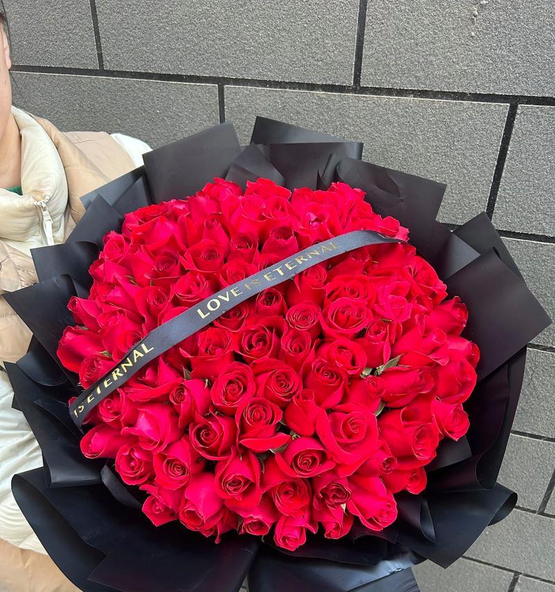 女生排队送男生玫瑰花代表什么？玫瑰花语中的爱情表达是什么？