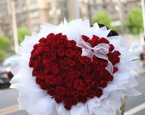 919朵玫瑰传递什么花语？它在爱情中象征什么？