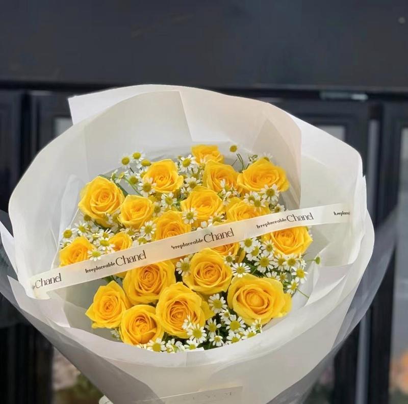 病房床头贴黄色玫瑰花代表什么？黄色玫瑰的花语有哪些含义？