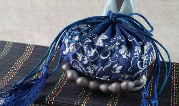 仲夏花语香包是什么材料制成的？它有什么特别的花语含义？
