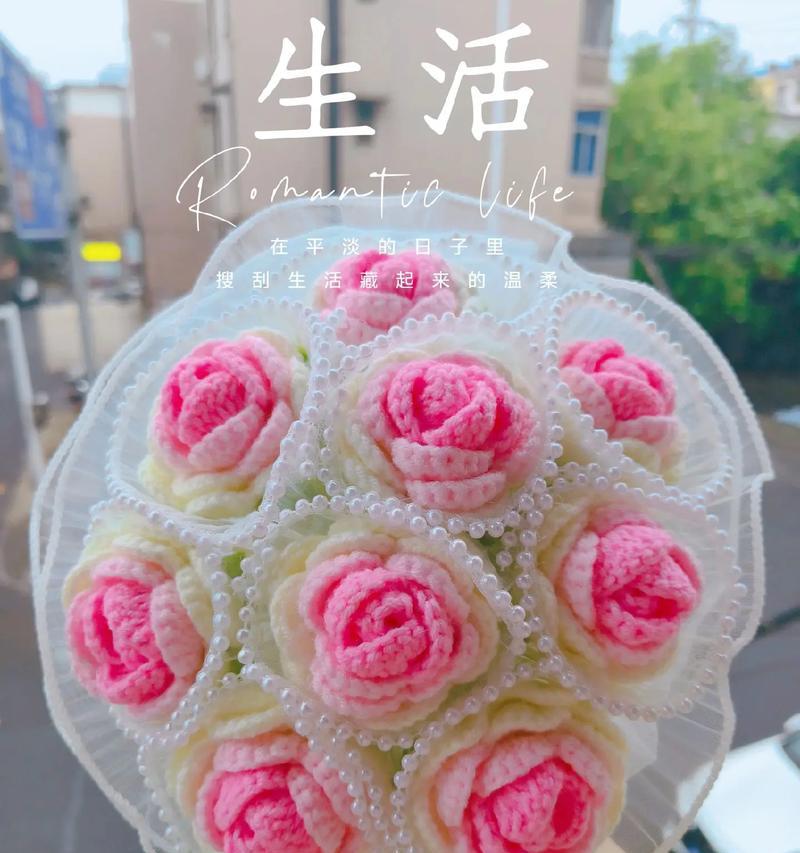 手捧花重瓣玫瑰的寓意：爱情与浪漫的深度解读