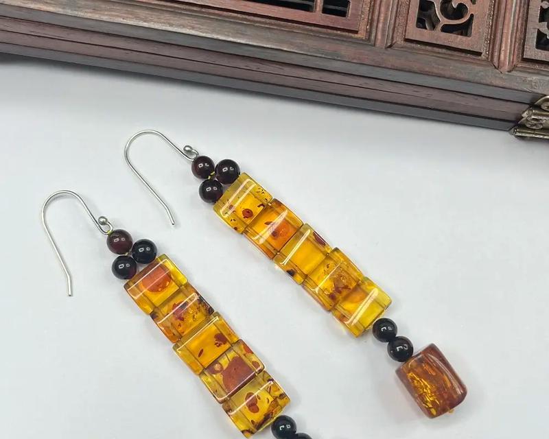 花珀耳坠代表什么？花珀耳坠的深层含义是什么？