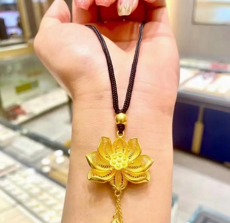 黄金花朵吊坠的寓意是什么？