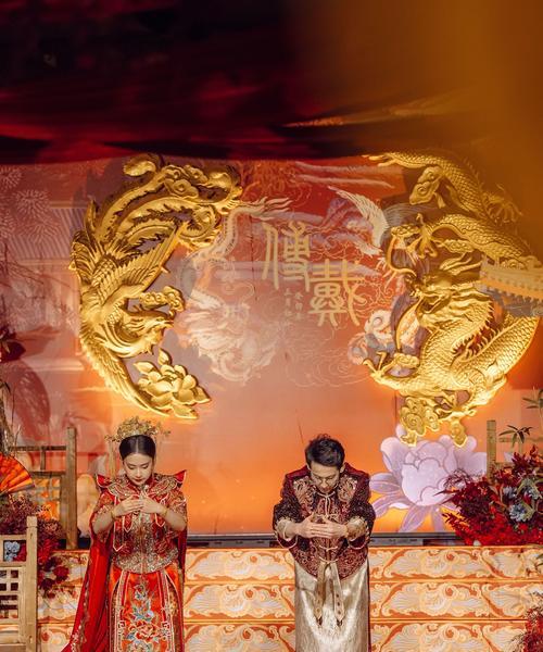 婚礼中哪些花象征主持？哪种花最能代表婚礼的庄重与神圣？