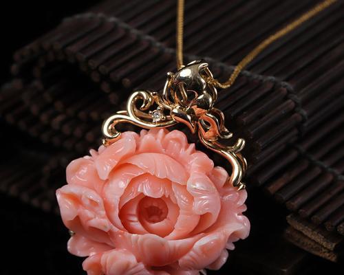 吊坠中花朵图案象征什么？