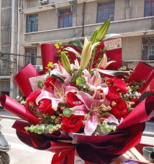 红色玫瑰和百合花束代表什么？花束的深层含义是什么？