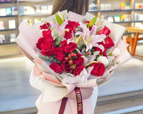 红色玫瑰和百合花束代表什么？花束的深层含义是什么？