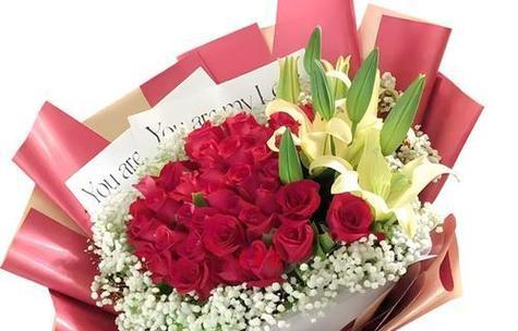 红色玫瑰和百合花束代表什么？花束的深层含义是什么？