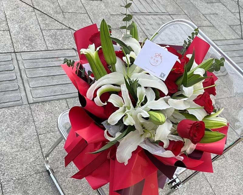 粉色和红色花束代表什么？送这两种颜色的花有何深意？