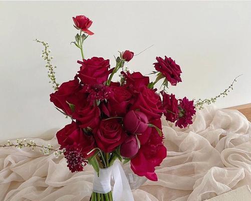 红色订婚手捧花代表什么？它的花语有哪些？