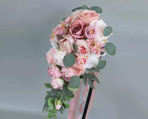 西式婚礼手捧花代表什么？如何选择寓意吉祥的手捧花？