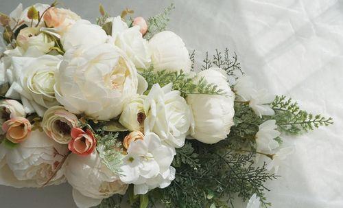 西式婚礼手捧花代表什么？如何选择寓意吉祥的手捧花？