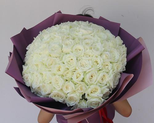 白色玫瑰花送给同事有何含义？