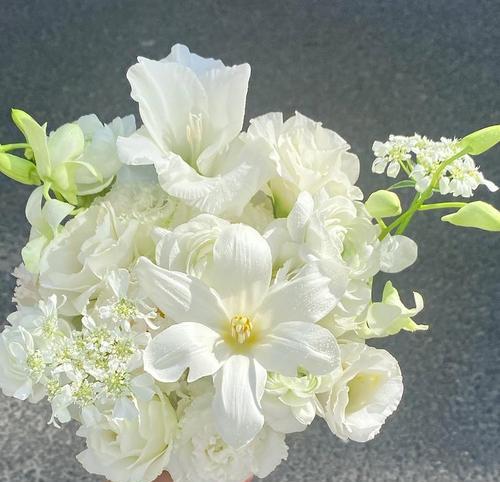 白色球形手捧花象征什么？手捧花的寓意有哪些？