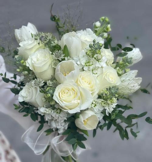 白色手捧花通常代表什么含义？