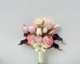 第一个人拿手捧花代表什么？手捧花的含义是什么？
