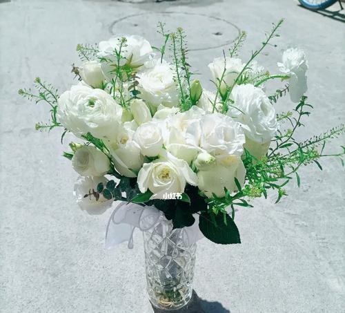 白色玻璃手捧花代表什么？玻璃花的寓意有哪些？