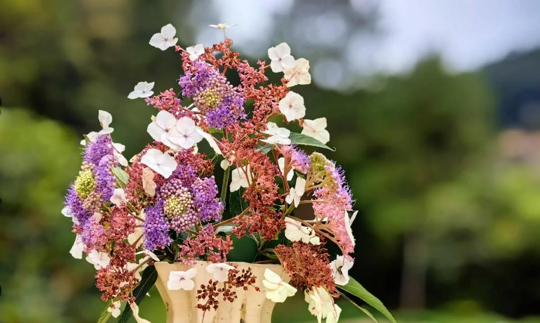 手捧花里的绣球啥寓意？绣球花在手捧花中的含义是什么？