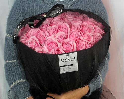 手捧玫瑰花的寓意是什么？送手捧玫瑰花代表什么？