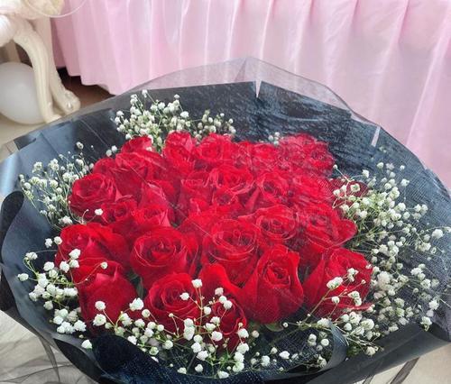 闺蜜送的红色玫瑰花有何寓意？它的花语是什么？