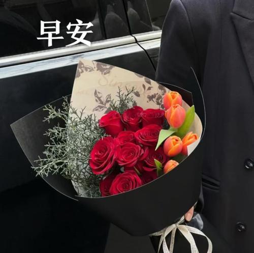 手捧一朵玫瑰花的寓意是什么？