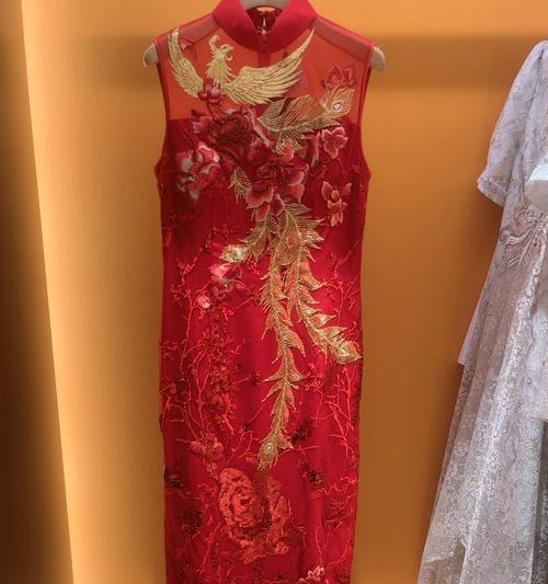 红色旗袍上的花有何特殊含义？
