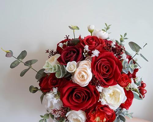 红色带蓝手捧花的寓意是什么？手捧花颜色搭配的含义是什么？