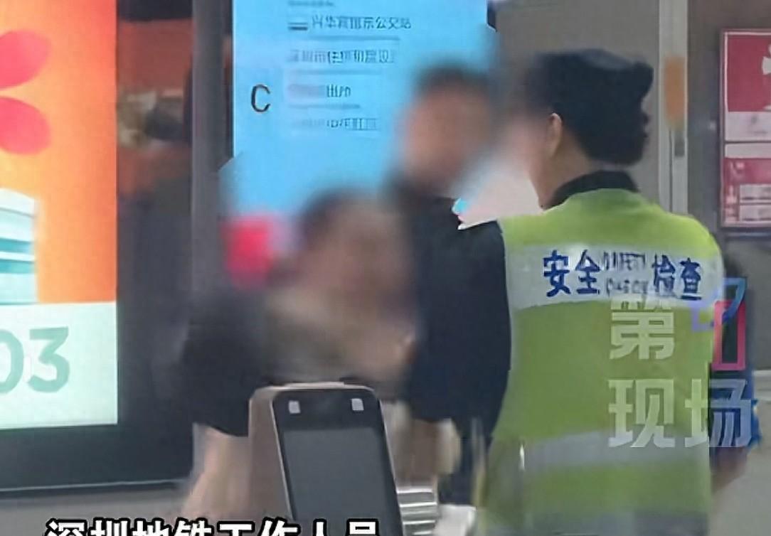 女子地铁站拒安检后续！多次猛砸安检员，已被行拘，安检员被表扬