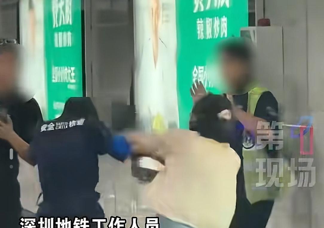 女子地铁站拒安检后续！多次猛砸安检员，已被行拘，安检员被表扬